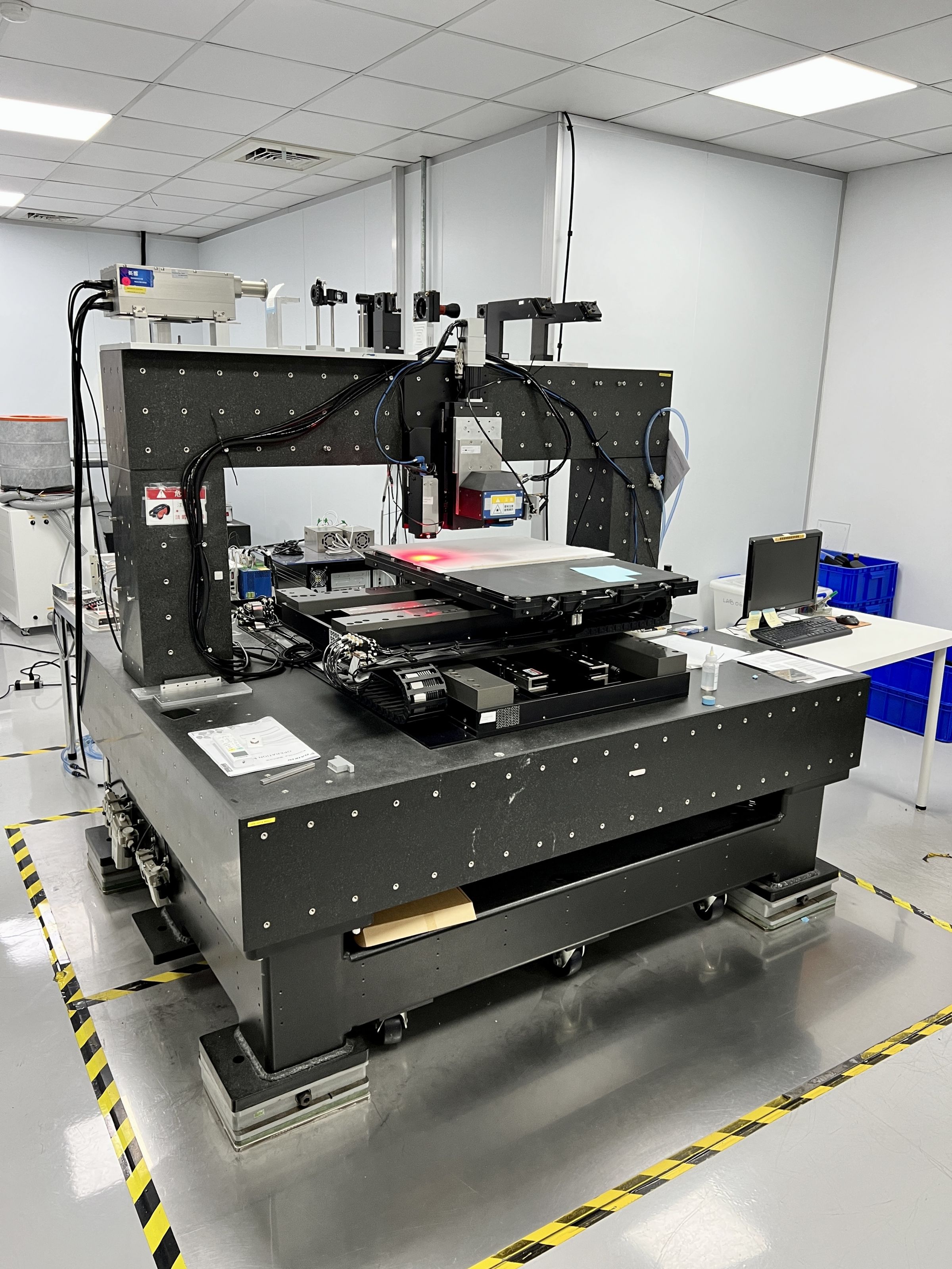 Queste macchine possono eseguire micro-incisioni laser per produrre circuiti per componenti attivi e passivi o elaborare materiali compositi.